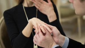 Nhẫn cầu hôn đeo ngón nào?