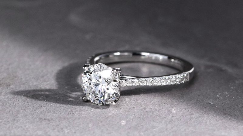 Nhẫn kim cương cầu hôn tượng trưng cho tình yêu vĩnh cửu