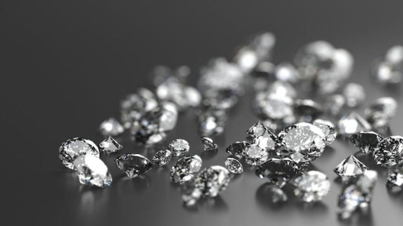 Hột xoàn là gì? Nó là thuật ngữ chỉ kim cương thô đã qua xử lý để tăng khả năng chiếu xạ
