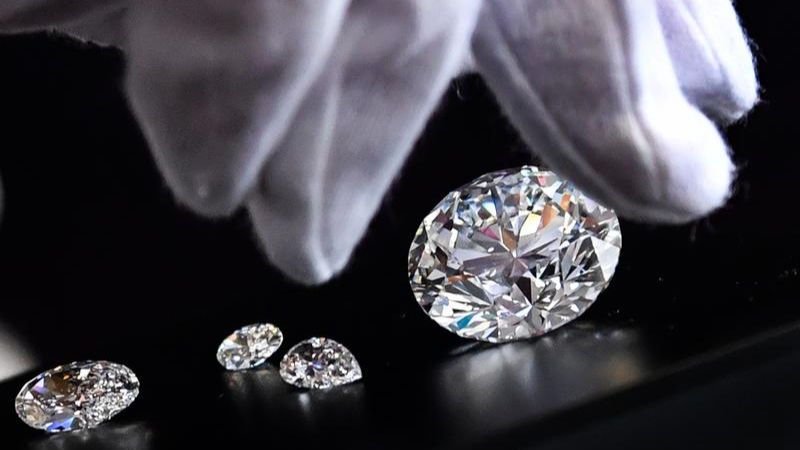 Color, Clarity, Cut và Fluorescence ảnh hưởng đến giá
