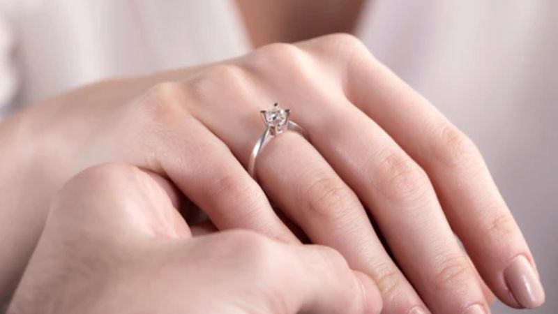 Nhẫn cầu hôn đơn giản kiểu dáng Solitaire