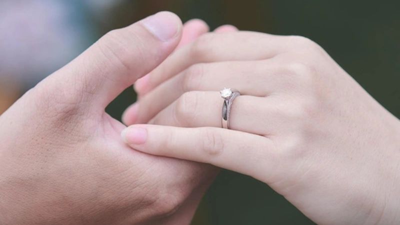 Ý nghĩa đặc biệt của nhẫn bạc cầu hôn trong tình yêu