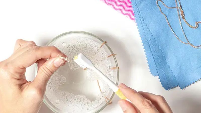 Hướng dẫn chi tiết cách làm sạch nhẫn kim cương bằng nước rửa chén