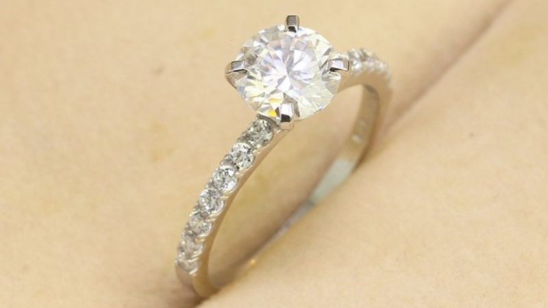 Ảnh nhẫn kim cương cho phái đẹp thường thiết kế với viên đá chủ nổi bật trên thân nhẫn