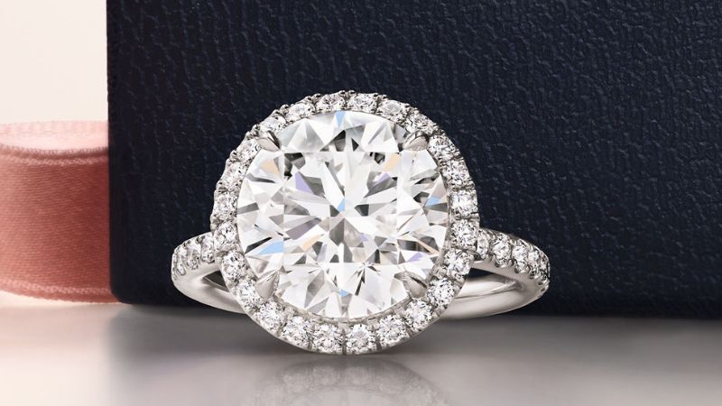 Kim cương nuôi cấy là kim cương thật 100% được hình thành trong phòng thí nghiệm
