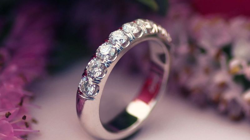 Nhẫn kim cương tấm có hiệu ứng ánh sáng rực rỡ như sao trời