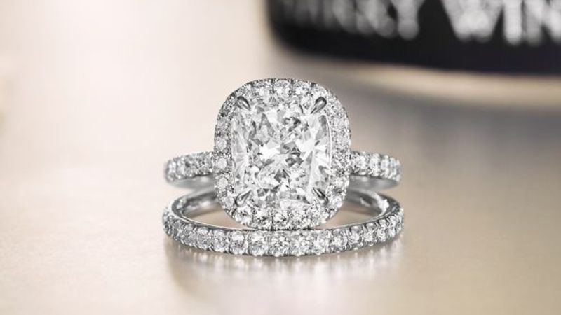 Nhẫn hột xoàn có đính kim cương toả sáng rực rỡ từ mọi góc nhìn