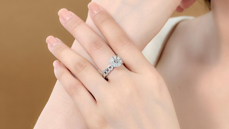 Giá vỏ nhẫn kim cương chất liệu bạch kim là cao nhất dao động 12-20 triệu đồng