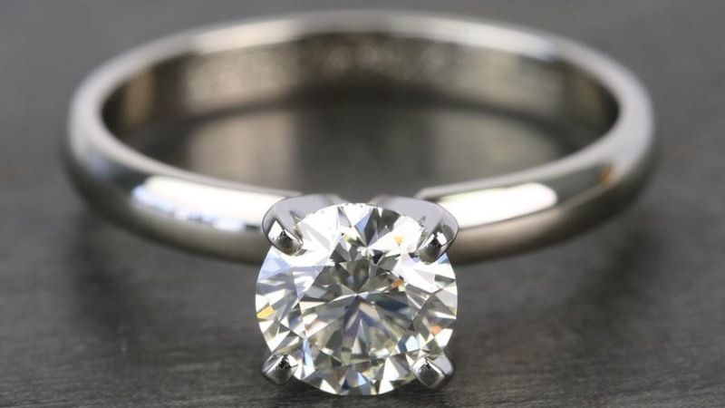 Mẫu nhẫn kim cương nữ đẹp Solitaire tôn lên vẻ đẹp thanh lịch, cuốn hút của nàng