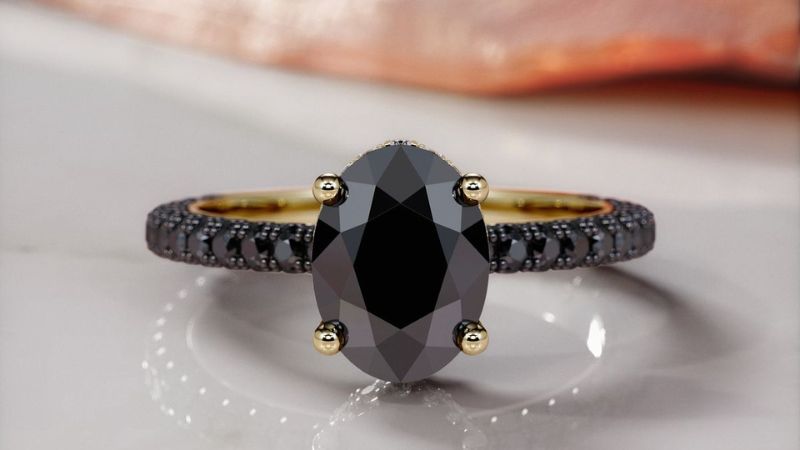Nhẫn kim cương đen full pave mang vẻ đẹp bụi bặm, đường phố