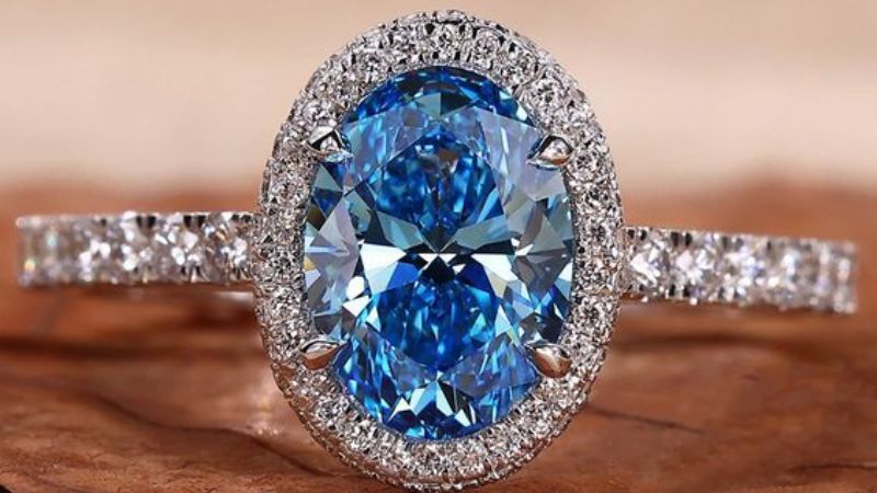 Nhẫn kim cương xanh lam kiểu halo mang vẻ đẹp cổ điển
