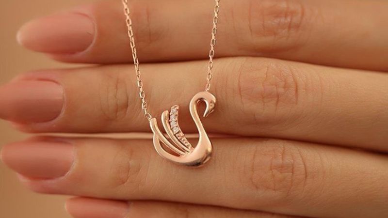 Dây chuyền thiên nga được coi là “bùa may mắn” giúp mang lại sự hoà hợp cho cặp đôi