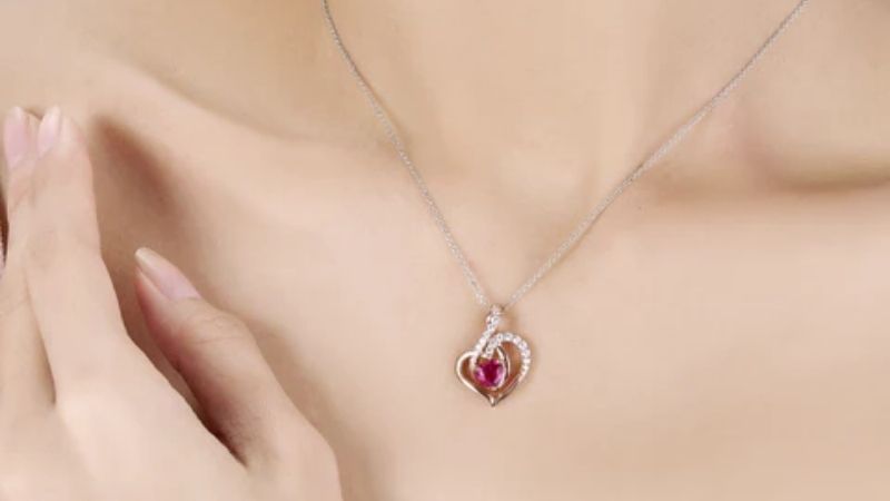Dây chuyền vàng tây nữ 1 chỉ trái tim đính đá ruby đỏ là điểm nhấn cho buổi hẹn hò