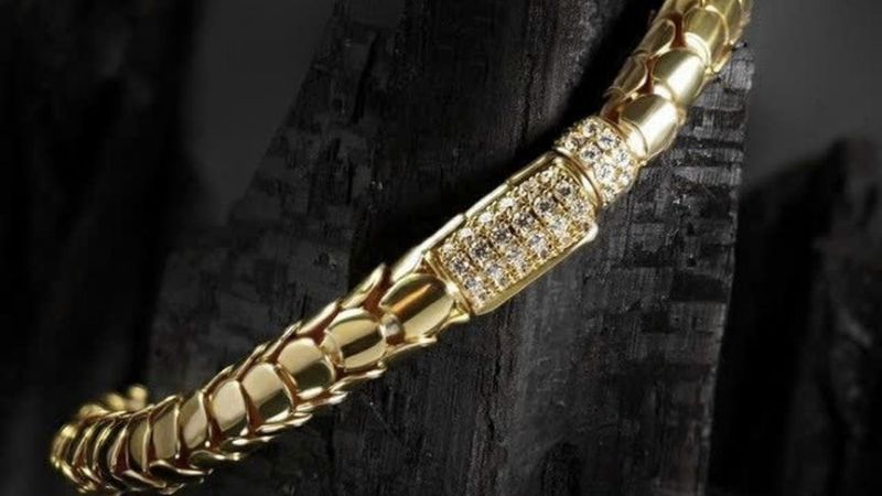 Lắc tay nam vàng 18k 2 chỉ kiểu vảy rồng giúp chàng ghi điểm với phong thái mạnh mẽ