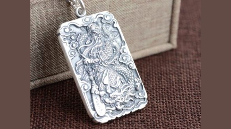 Mặt dây chuyền nam từ bạc thường có thiết kế bản to, mạnh mẽ đầy nam tính