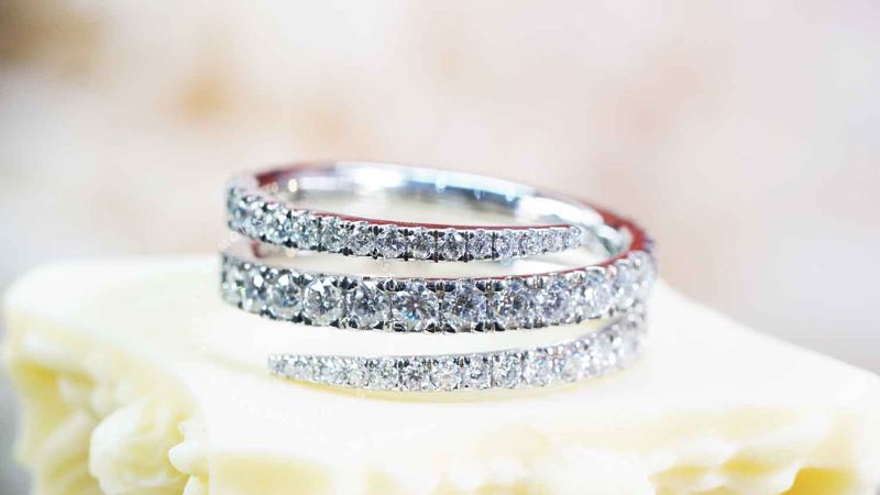 Nhẫn kim cương nhân tạo có đính kim cương được tạo ra trong phòng thí nghiệm