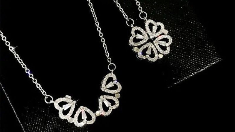 Mặt dây chuyền cỏ 4 lá đại diện cho 4 yếu tố niềm tin-hy vọng-tình yêu-may mắn